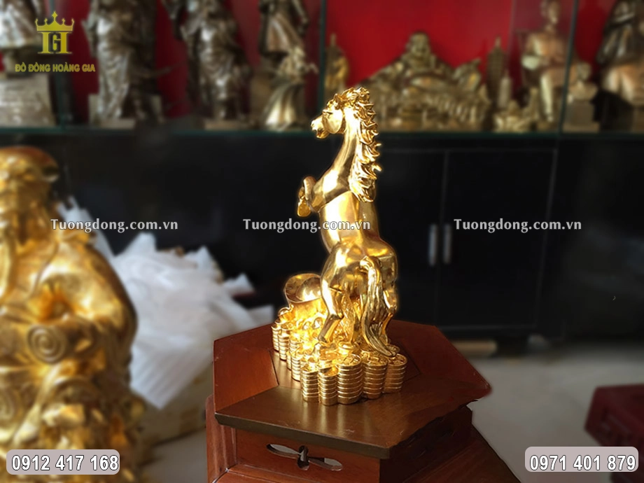 Hình ảnh phía sau của bức tượng ngựa